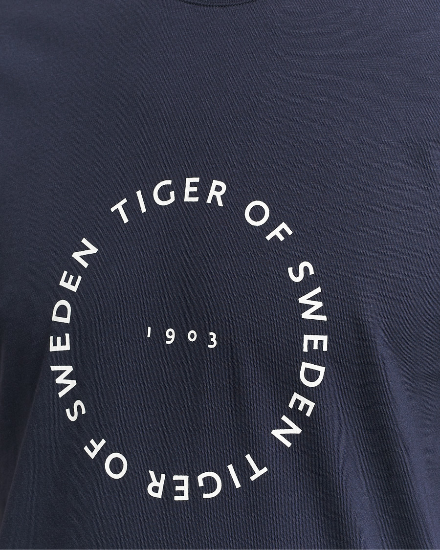 Herre | T-Shirts | Tiger of Sweden | Dillan Crew Neck Logo T-Shirt Light Ink