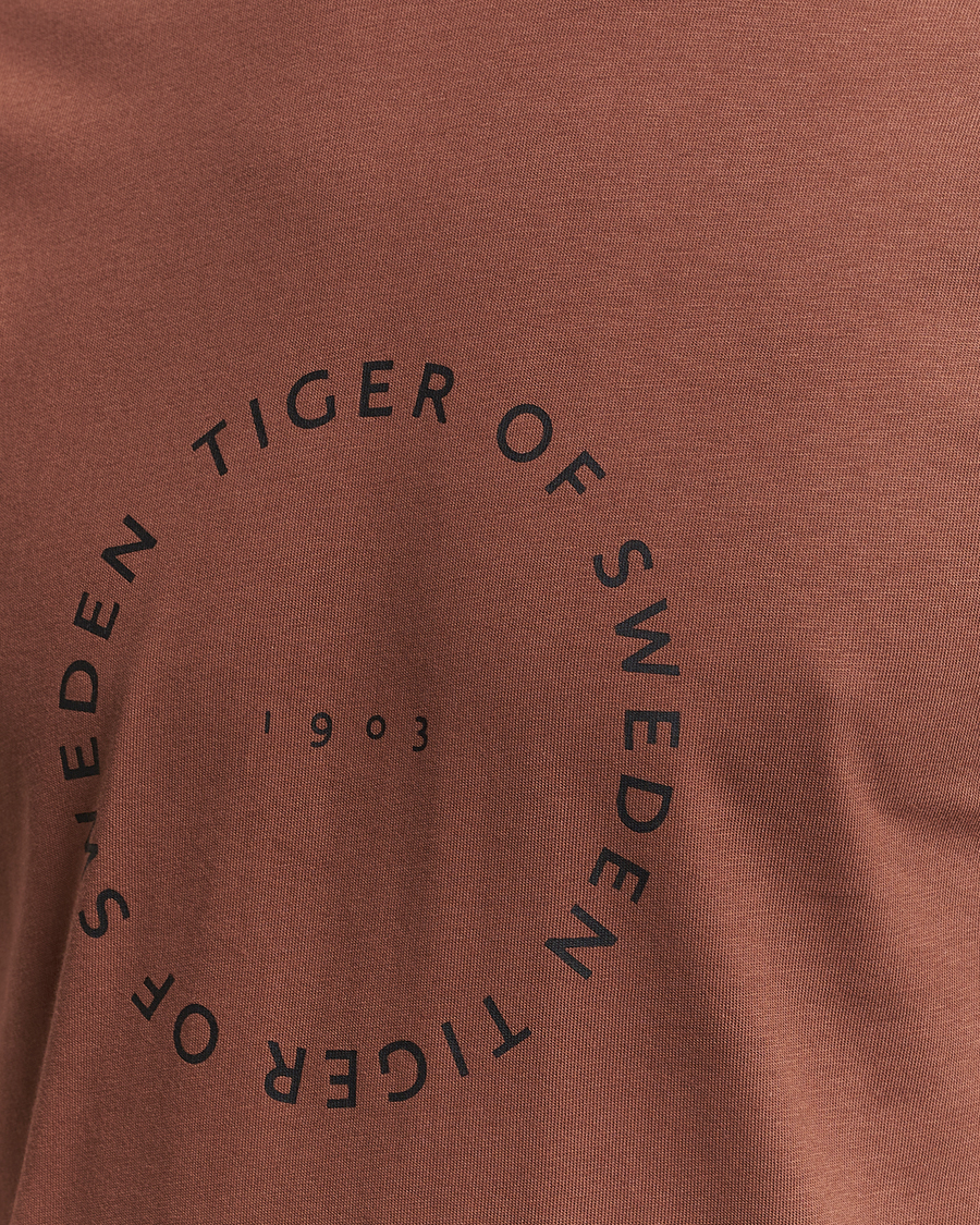 Herre | T-Shirts | Tiger of Sweden | Dillan Crew Neck Logo T-Shirt Golden Copper