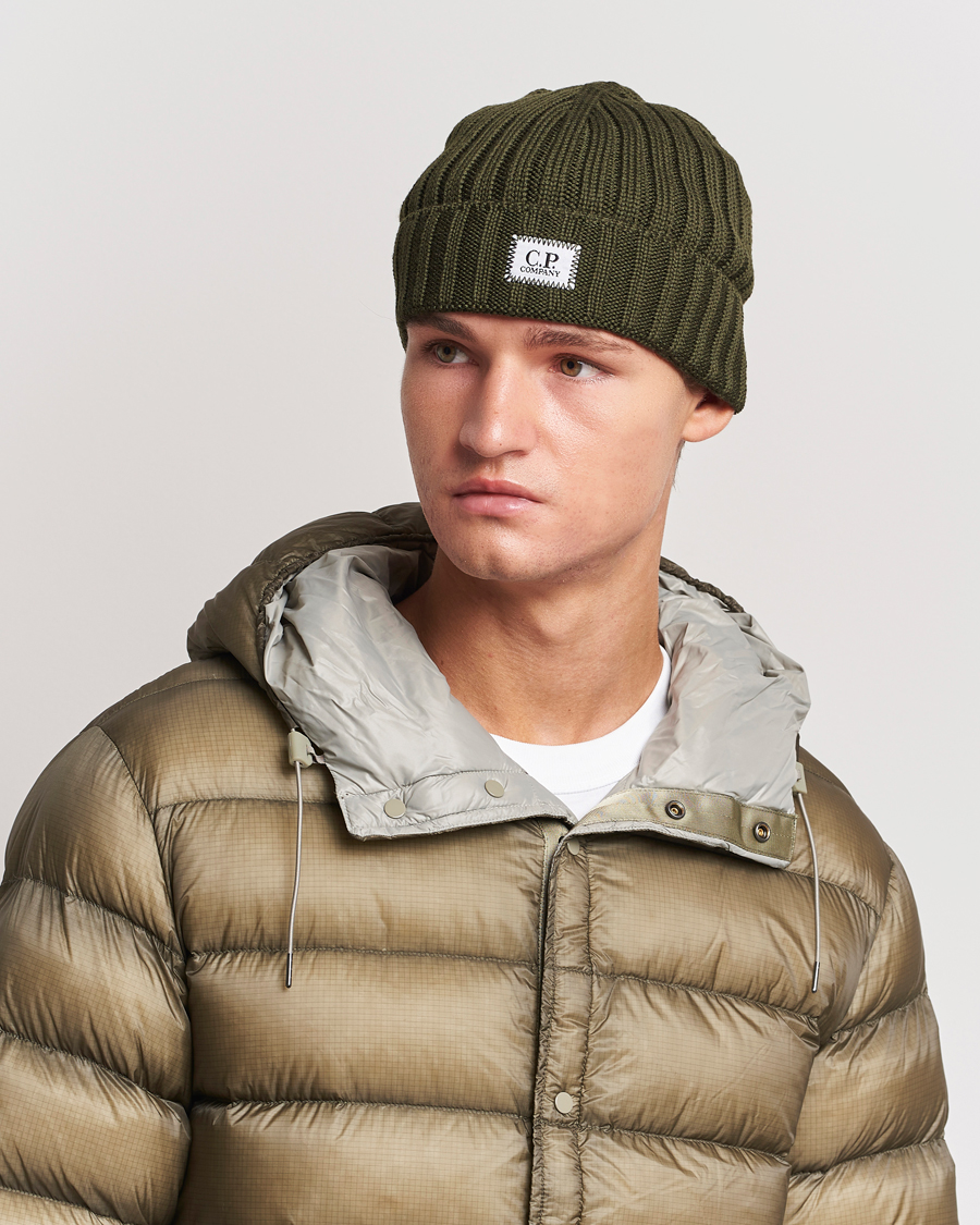 Herre | C.P. Company Knitted Merino Logo Beanie Olive | C.P. Company | Knitted Merino Logo Beanie Olive