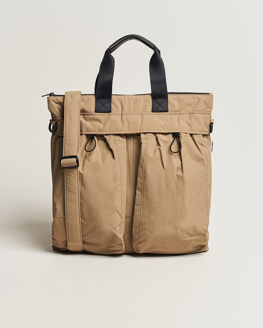 Herre | mazi untitled Helmet Bag 02 Nylon Tote Beige | mazi untitled | Helmet Bag 02 Nylon Tote Beige