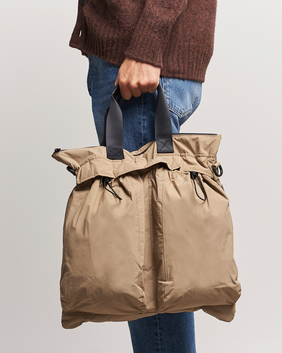 Herre | mazi untitled Helmet Bag 02 Nylon Tote Beige | mazi untitled | Helmet Bag 02 Nylon Tote Beige