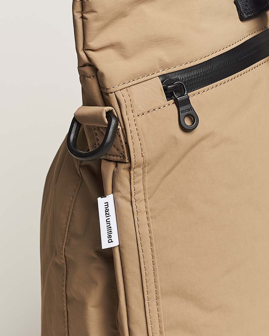 Herre | mazi untitled Helmet Bag 02 Nylon Tote Beige | mazi untitled | Helmet Bag 02 Nylon Tote Beige