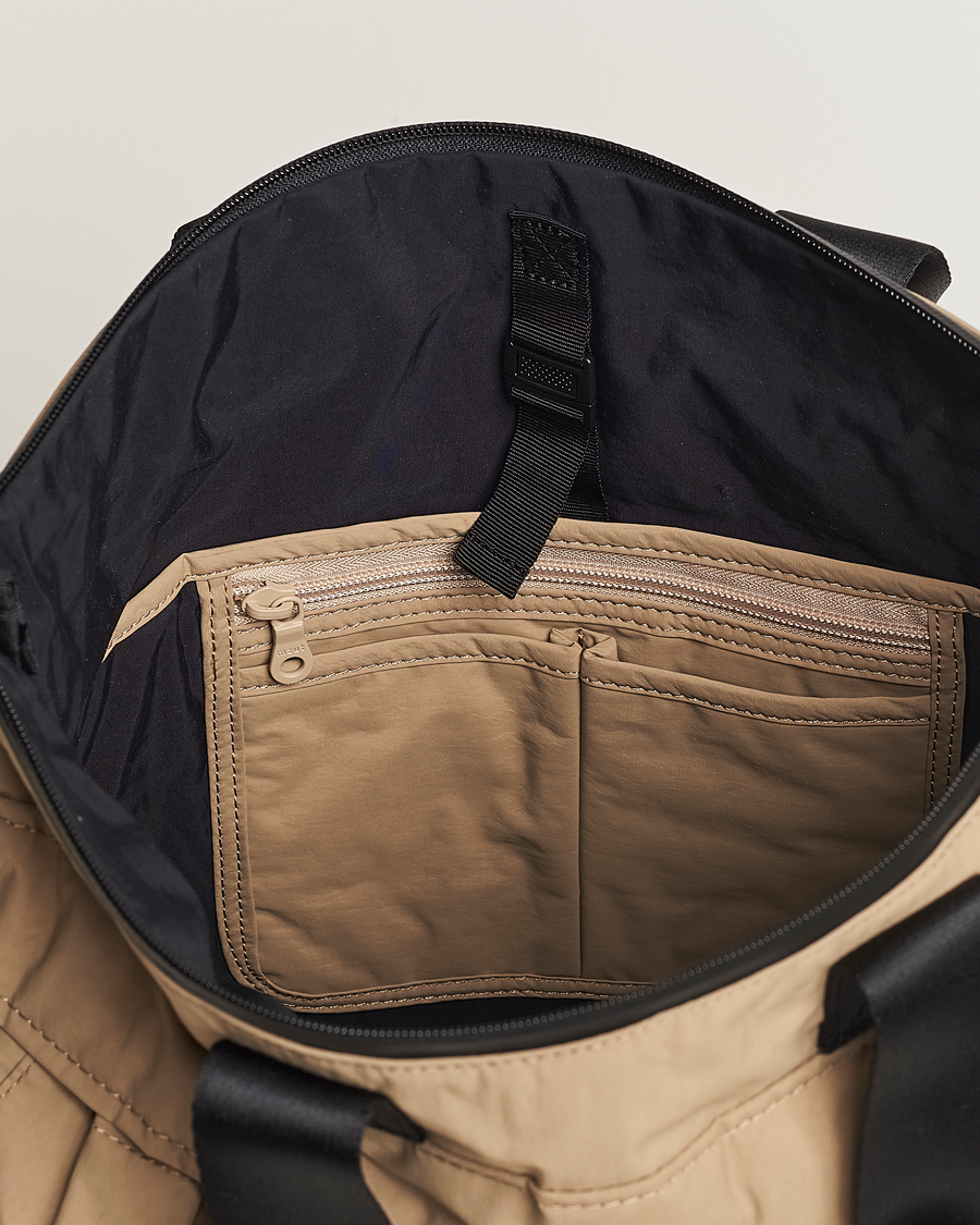 Herre | mazi untitled Helmet Bag 02 Nylon Tote Beige | mazi untitled | Helmet Bag 02 Nylon Tote Beige