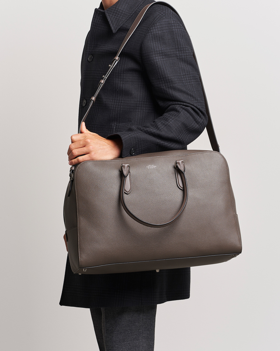 Herre |  | Smythson | Ludlow Soft Travel Bag Dark Taupe