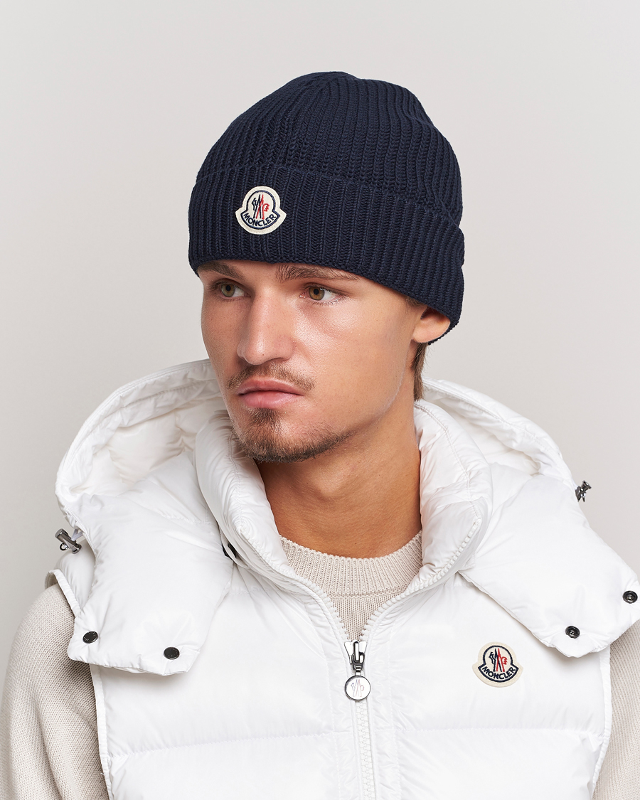 Herre | Moncler Logo Embossed Beanie Navy | Moncler | Logo Embossed Beanie Navy