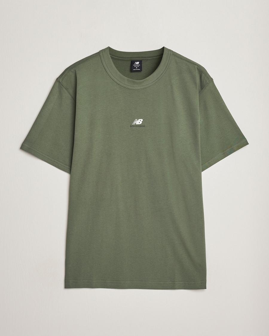 Herre |  | New Balance | Athletics Graphic T-Shirt Deep Olive Green