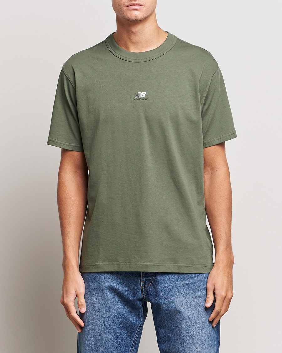 Herre |  | New Balance | Athletics Graphic T-Shirt Deep Olive Green
