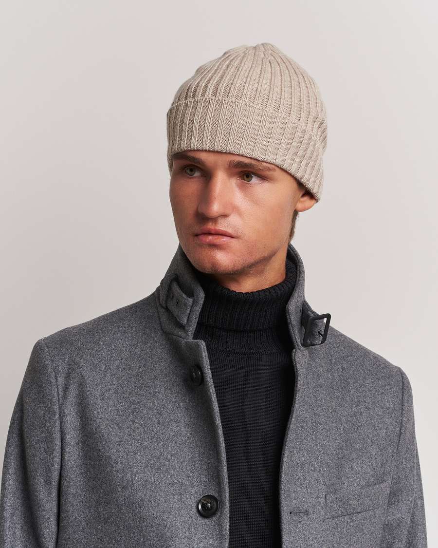 Herre | Piacenza Cashmere Ribbed Cashmere Beanie Light Beige | Piacenza Cashmere | Ribbed Cashmere Beanie Light Beige