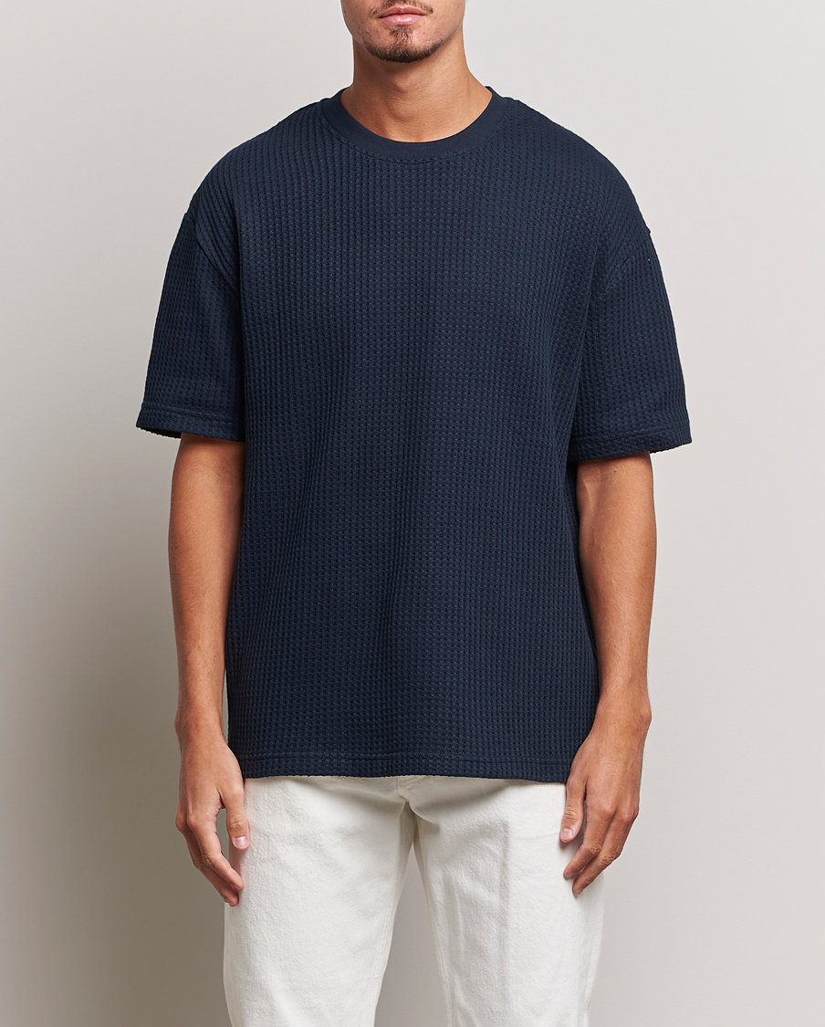 Herre | T-Shirts | Samsøe Samsøe | Samsøe & Samsøe Dino Waffle Knitted Crew Neck T-Shirt Salute Navy