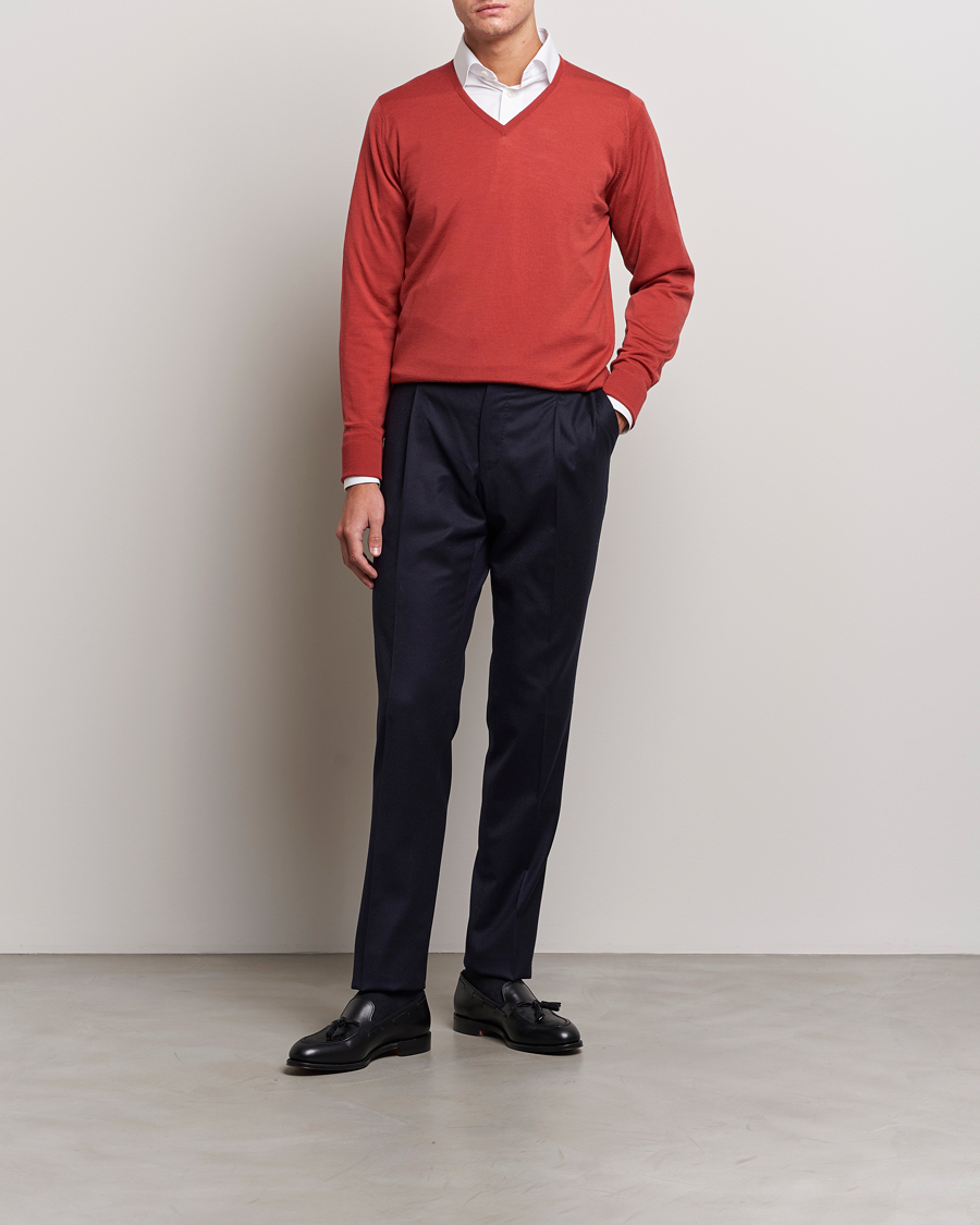 Herre | Gensere | John Smedley | Bobby Extra Fine Merino V-Neck Pullover Redwood