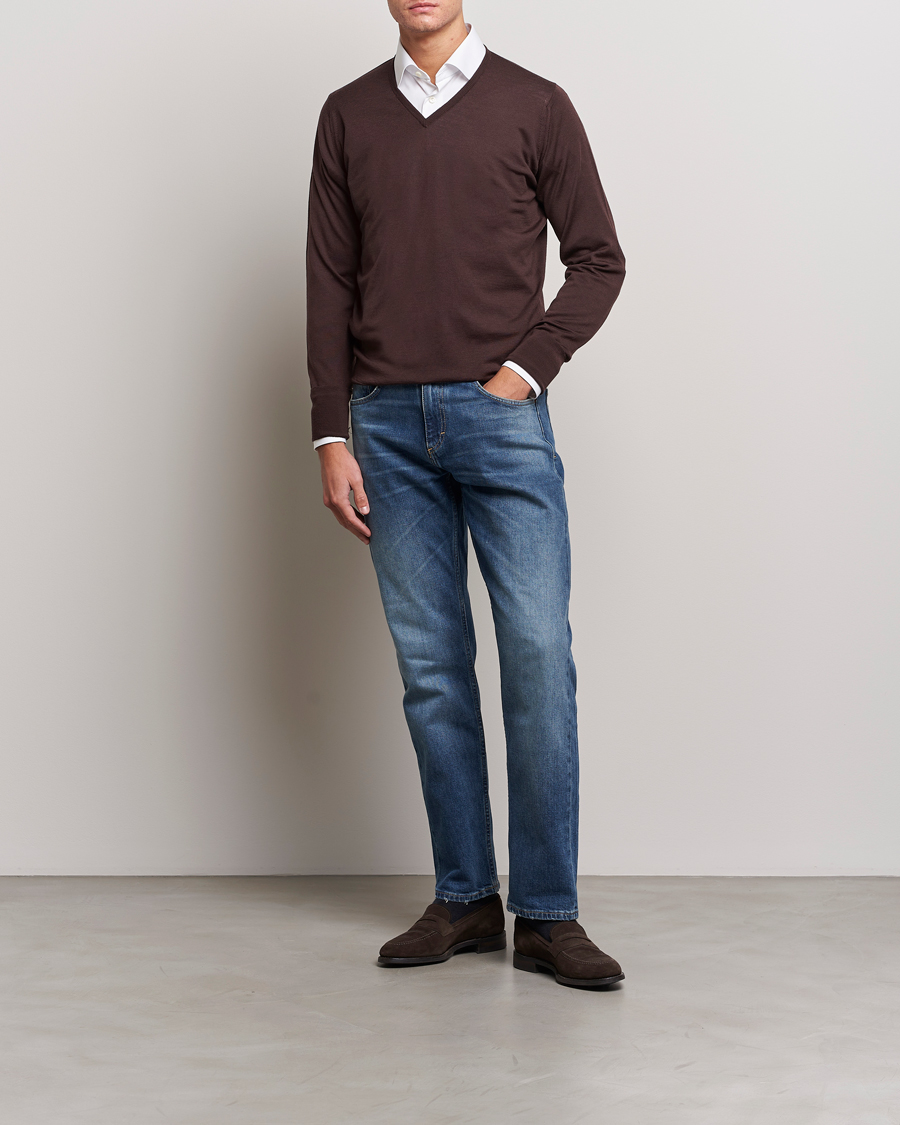 Herre | Gensere | John Smedley | Bobby Extra Fine Merino V-Neck Pullover Truffle Brown
