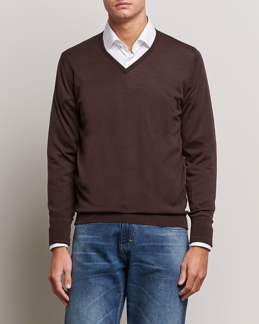 Herre | John Smedley | John Smedley | Bobby Extra Fine Merino V-Neck Pullover Truffle Brown