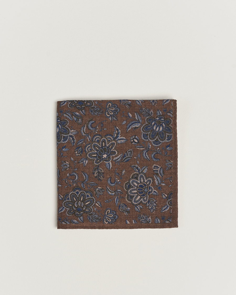 Herre | Amanda Christensen Wool Flannel Large Flower Pocket Square Brown | Amanda Christensen | Wool Flannel Large Flower Pocket Square Brown