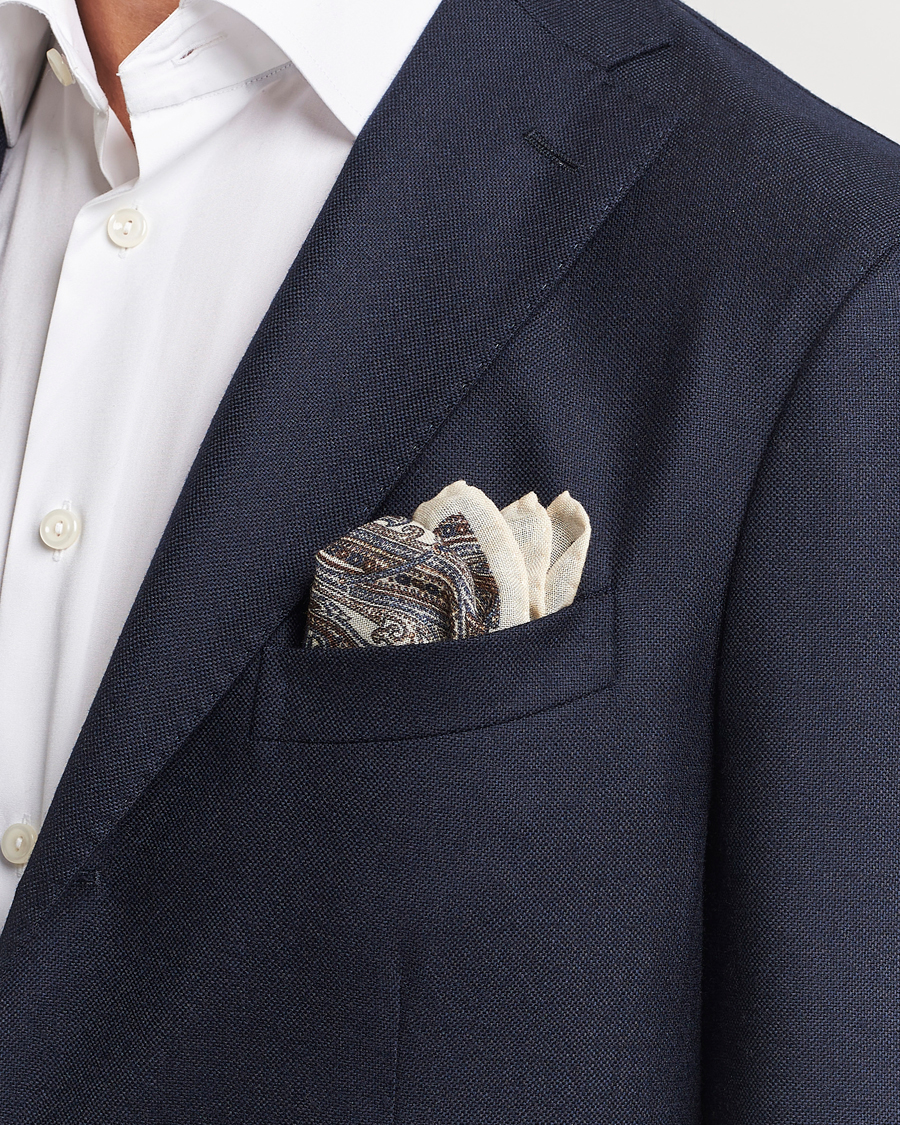 Herre | Amanda Christensen Wool Printed Large Paisley Pocket Square White | Amanda Christensen | Wool Printed Large Paisley Pocket Square White
