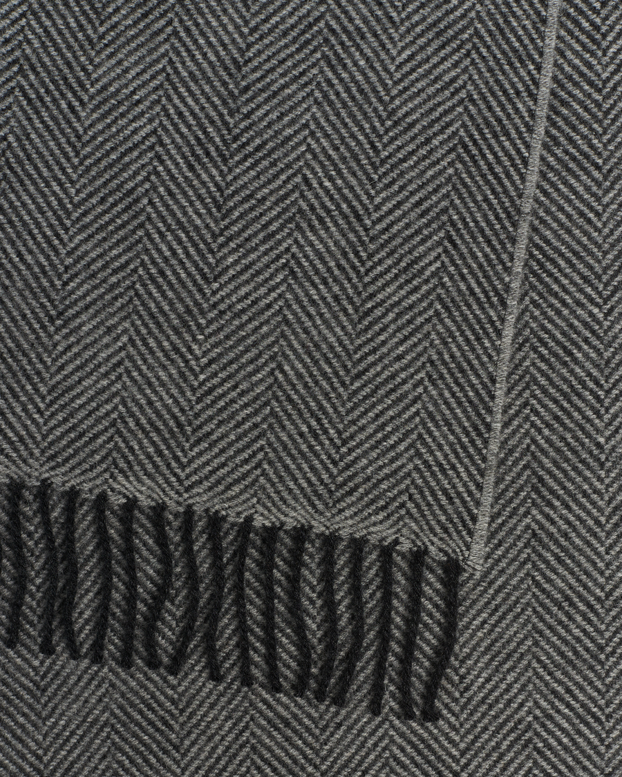 Herre | Begg & Co Herringbone Cashmere Scarf 30*170cm Grey | Begg & Co | Herringbone Cashmere Scarf 30*170cm Grey