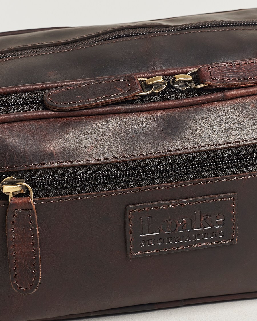 Herre | Loake 1880 Dartmouth Leather Washbag Dark Brown | Loake 1880 | Dartmouth Leather Washbag Dark Brown