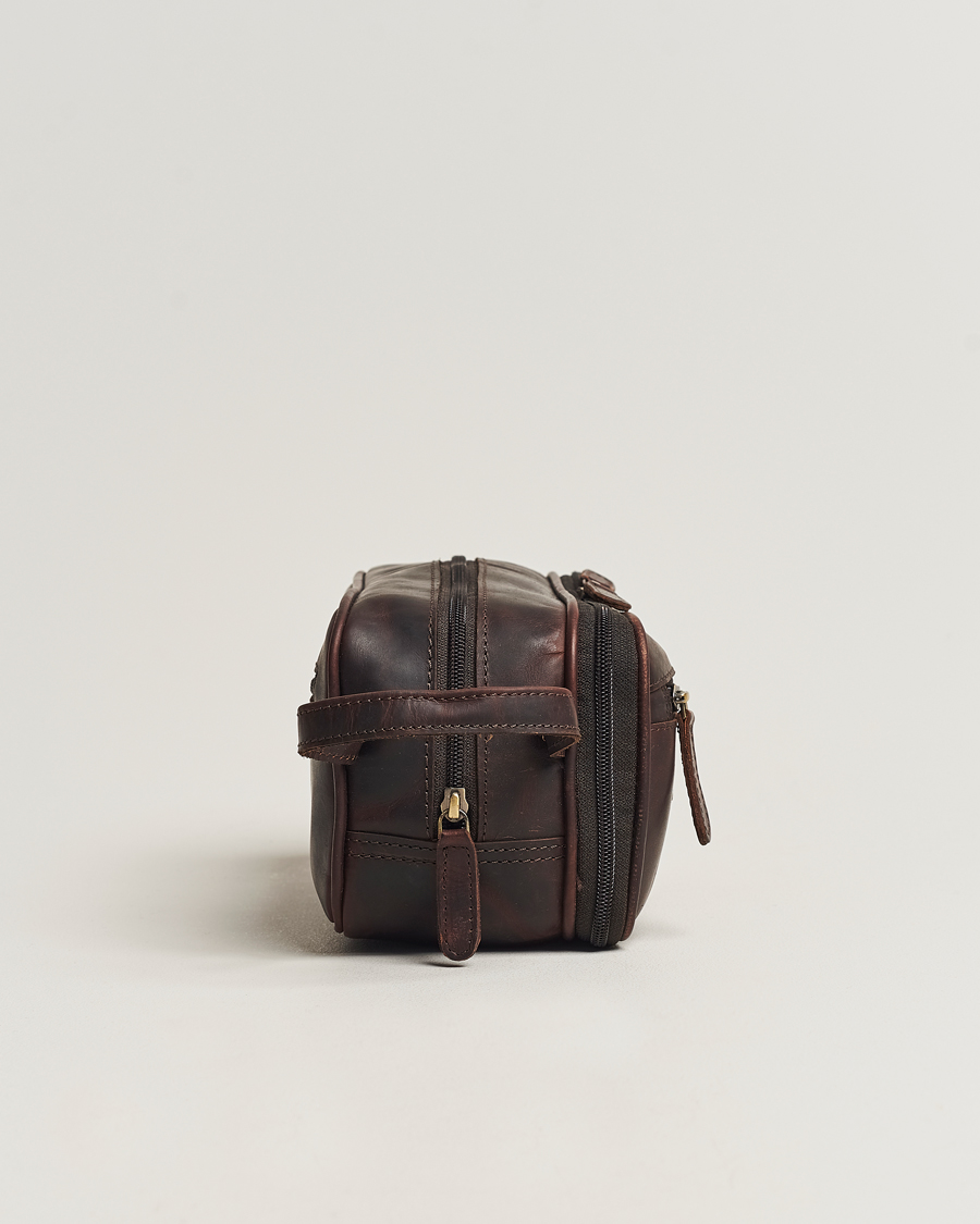 Herre | Loake 1880 Dartmouth Leather Washbag Dark Brown | Loake 1880 | Dartmouth Leather Washbag Dark Brown