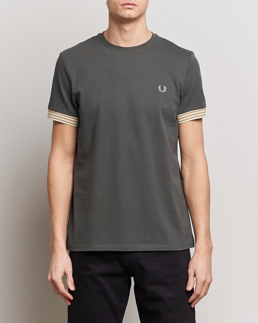 Herre | Kortermede t-shirts | Fred Perry | Striped Cuff Crew Neck T-Shirt Field Green