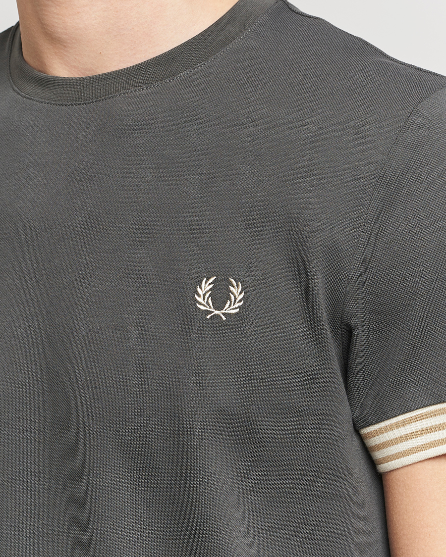 Herre | T-Shirts | Fred Perry | Striped Cuff Crew Neck T-Shirt Field Green