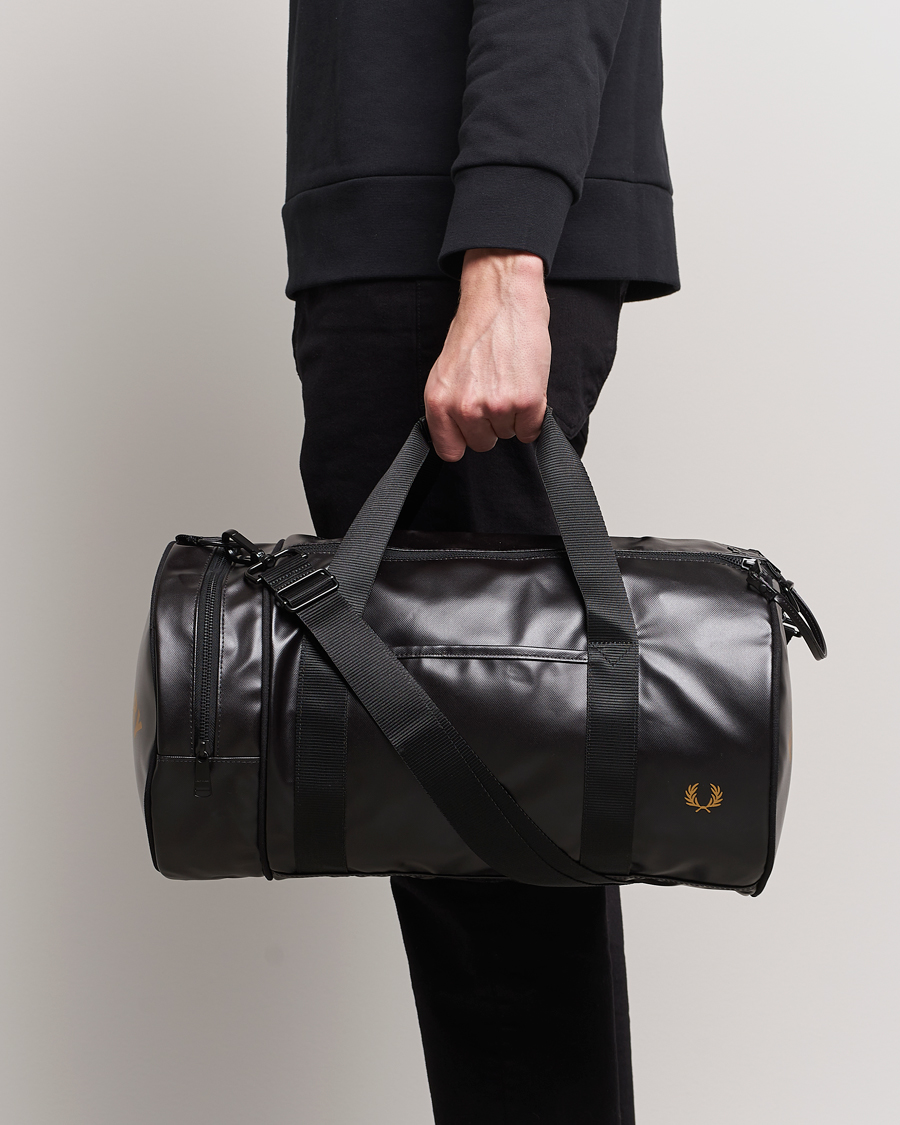 Herre |  | Fred Perry | Tonal Classic Barrel Bag Black/Gold