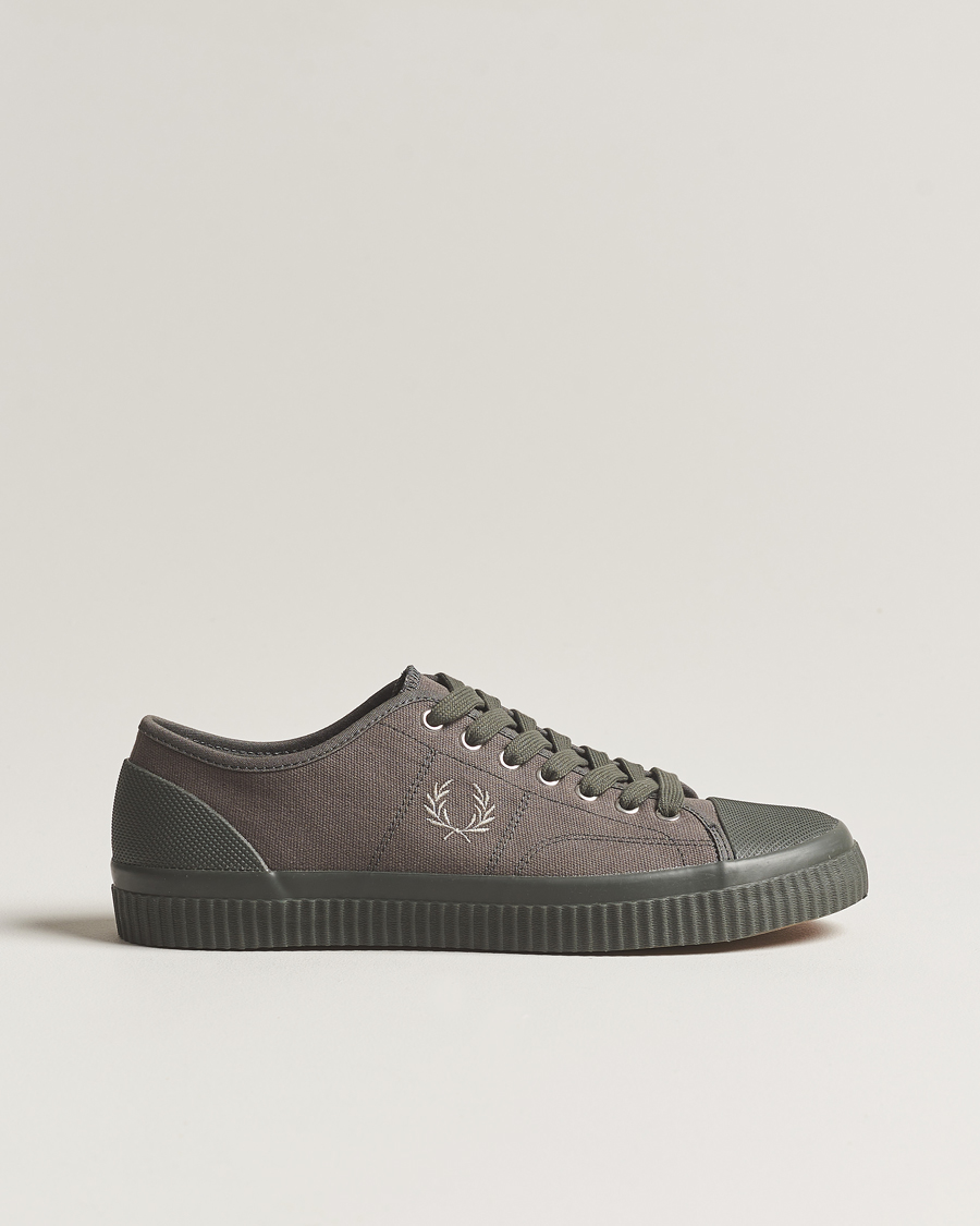 Herre | Fred Perry Hughes Canvas Sneaker Field Green | Fred Perry | Hughes Canvas Sneaker Field Green