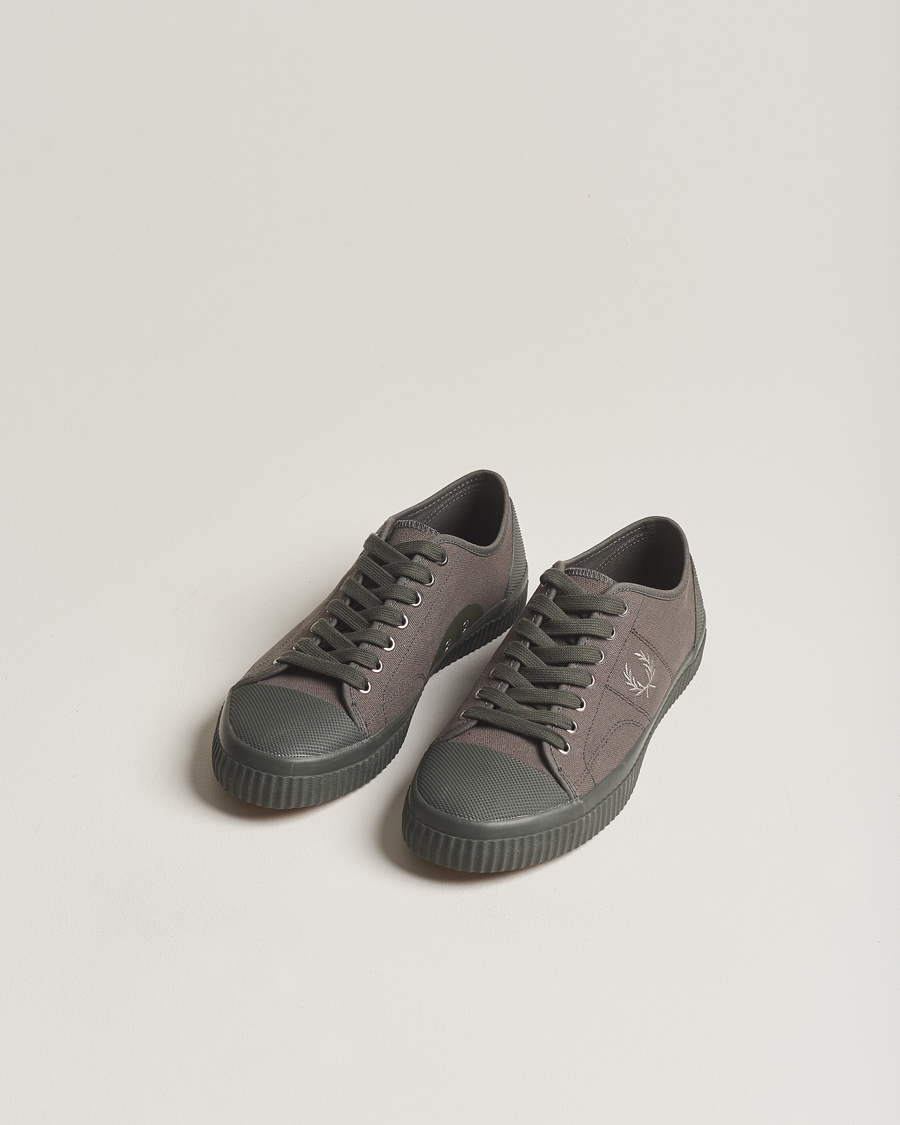 Herre | Fred Perry Hughes Canvas Sneaker Field Green | Fred Perry | Hughes Canvas Sneaker Field Green