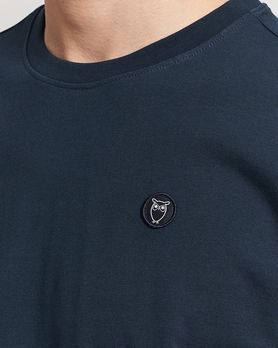 Herre | T-Shirts | KnowledgeCotton Apparel | Loke Badge T-Shirt Total Eclipse