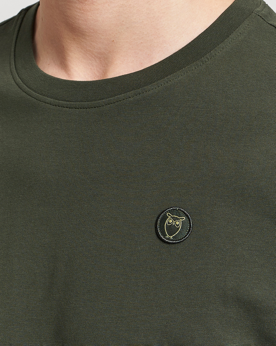 Herre | T-Shirts | KnowledgeCotton Apparel | Loke Badge T-Shirt Forest Night