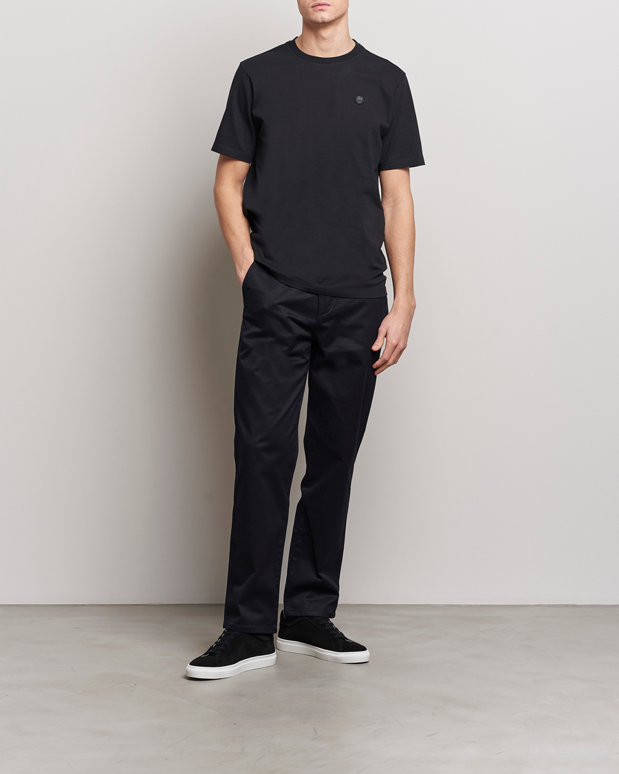 Herre | T-Shirts | KnowledgeCotton Apparel | Loke Badge T-Shirt Jet Black