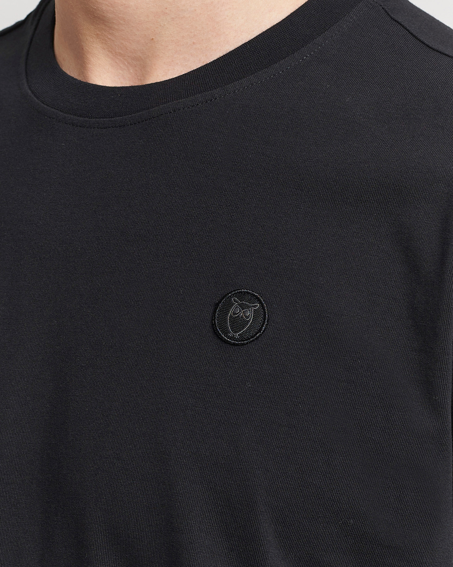 Herre | T-Shirts | KnowledgeCotton Apparel | Loke Badge T-Shirt Jet Black