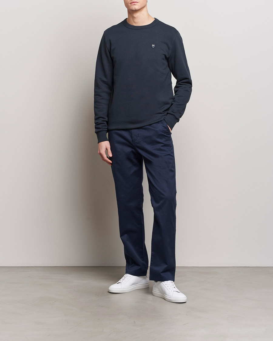 Herre | Gensere | KnowledgeCotton Apparel | Erik Badge Sweatshirt Total Eclipse
