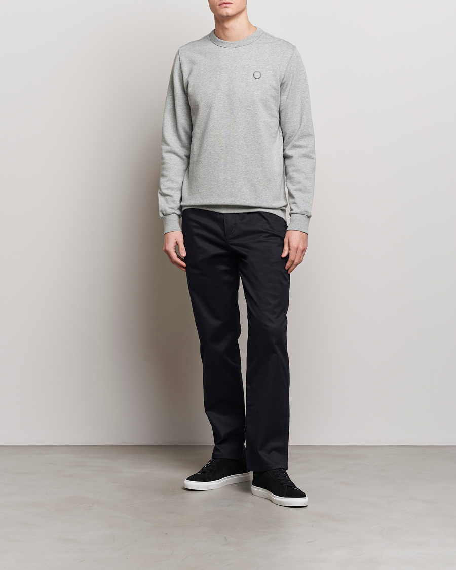 Herre | Gensere | KnowledgeCotton Apparel | Erik Badge Sweatshirt Grey Melange