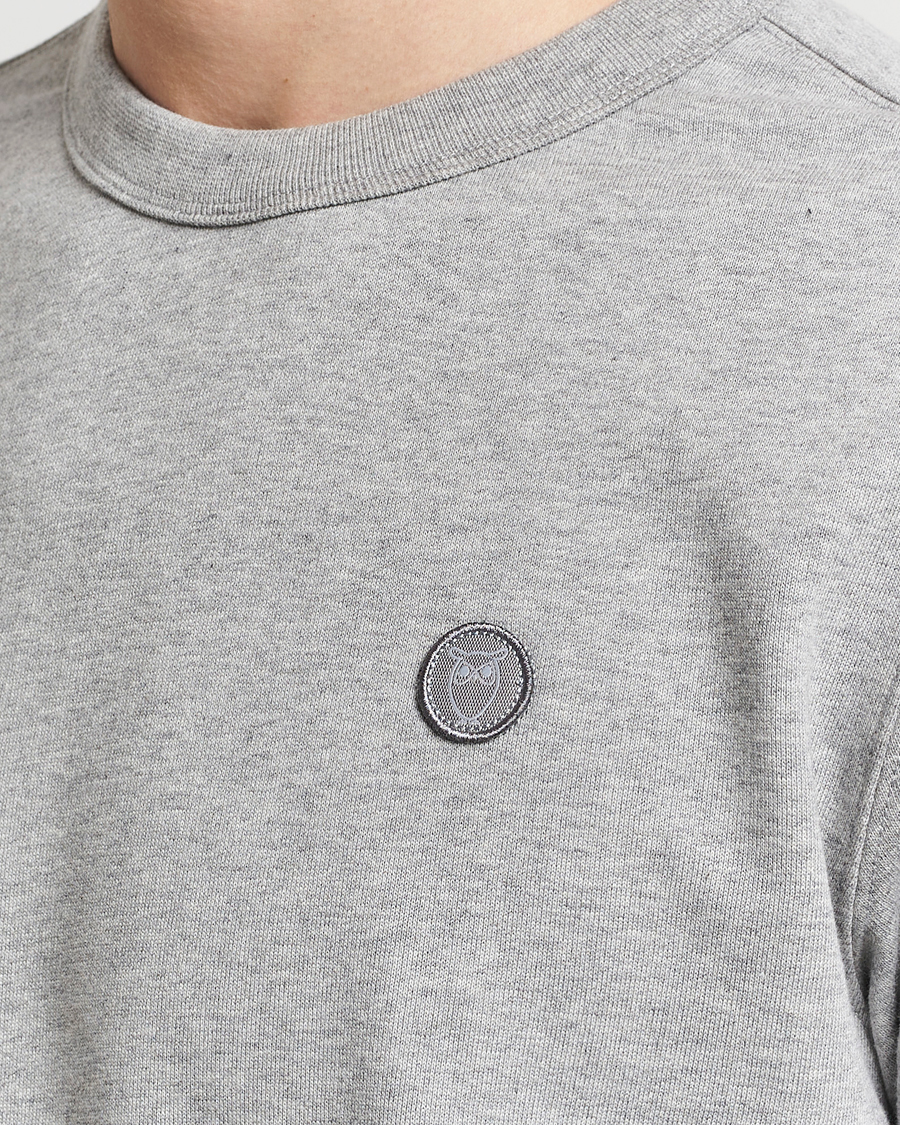Herre | Gensere | KnowledgeCotton Apparel | Erik Badge Sweatshirt Grey Melange