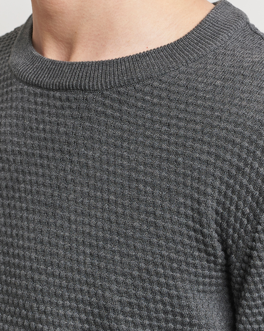 Herre | Gensere | KnowledgeCotton Apparel | Vagn Bubble Knit Cotton Crew Neck Dark Grey Melange