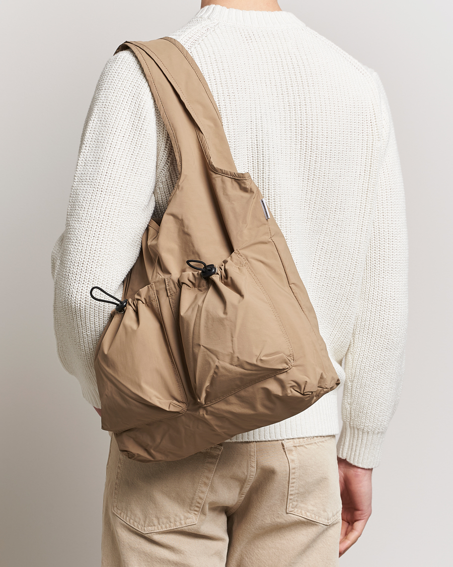 Herre | Totebags | mazi untitled | Nylon Bore Bag Beige