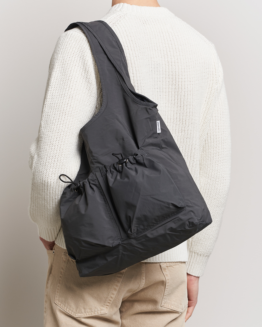 Herre | Nye varemerker | mazi untitled | Nylon Bore Bag Grey