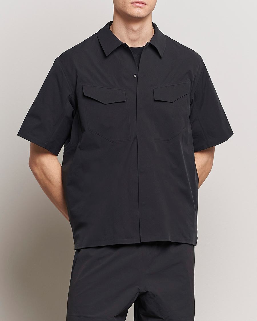 Herre | Contemporary Creators | Arc\'teryx Veilance | Field Short Sleeve Shirt Black