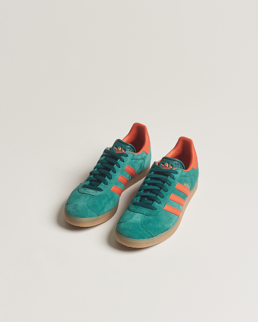 Herre | Sko i mokka | adidas Originals | Gazelle Sneaker Green/Red