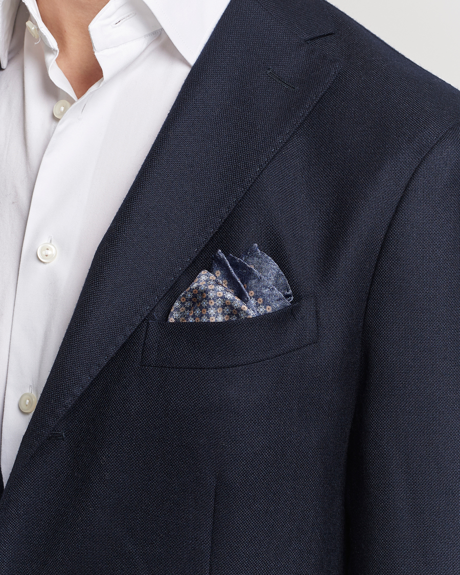 Herre | Amanda Christensen Silk Oxford Printed Flower Pocket Square Navy | Amanda Christensen | Silk Oxford Printed Flower Pocket Square Navy