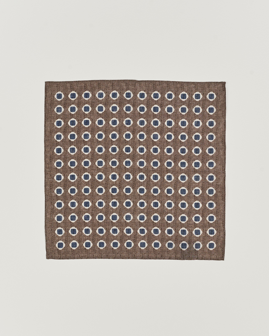 Herre | Amanda Christensen Linen Printed Medallion Pocket Square Brown | Amanda Christensen | Linen Printed Medallion Pocket Square Brown