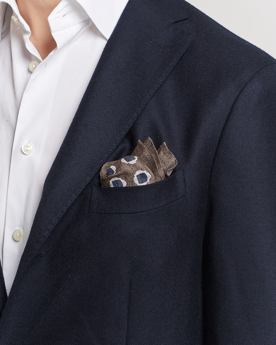 Herre | Amanda Christensen Linen Printed Medallion Pocket Square Brown | Amanda Christensen | Linen Printed Medallion Pocket Square Brown
