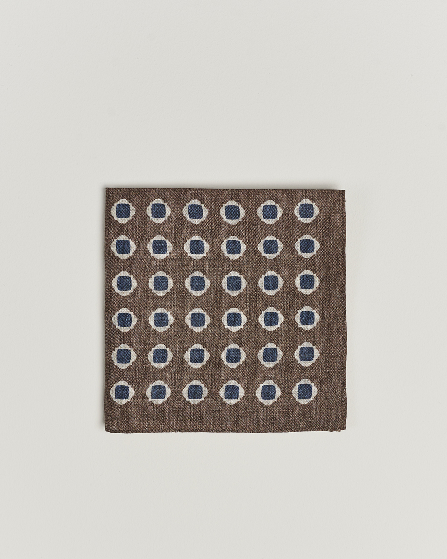 Herre | Amanda Christensen Linen Printed Medallion Pocket Square Brown | Amanda Christensen | Linen Printed Medallion Pocket Square Brown