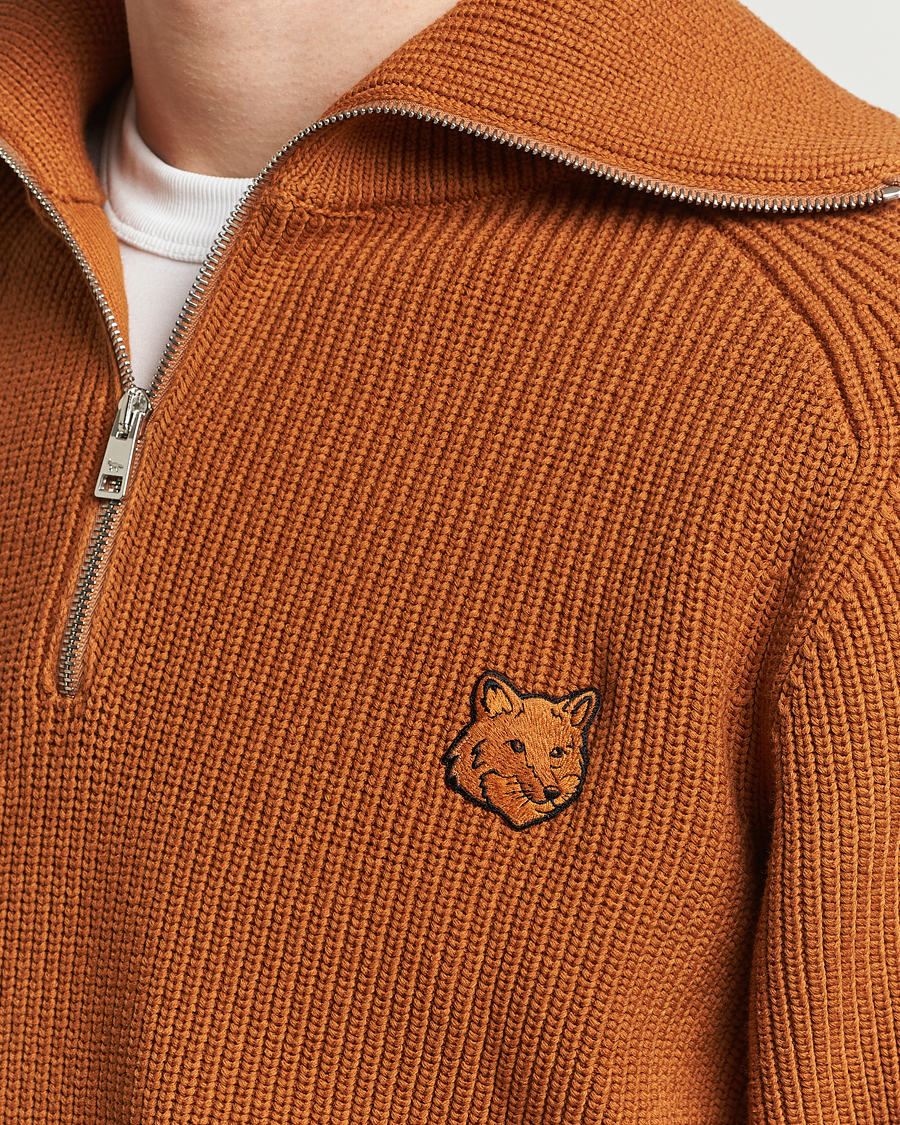 Herre | Gensere | Maison Kitsuné | Tonal Fox Head Ribbed Half Zip Tobacco