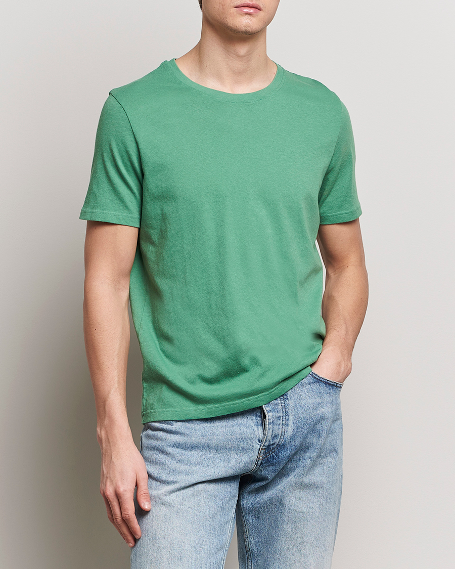 Herre | Kortermede t-shirts | Merz b. Schwanen | Organic Cotton Washed Crew Neck T-Shirt Grass Green