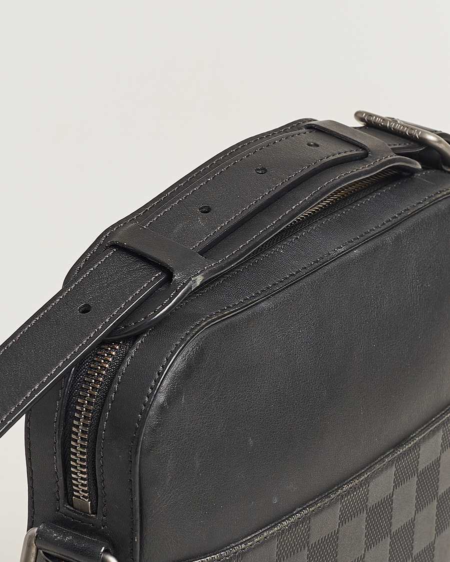 Herre | Louis Vuitton Pre-Owned Damier Infini Pochette District Shoulder Bag | Louis Vuitton Pre-Owned | Damier Infini Pochette District Shoulder Bag