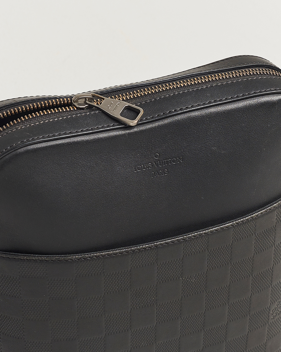 Herre | Louis Vuitton Pre-Owned Damier Infini Pochette District Shoulder Bag | Louis Vuitton Pre-Owned | Damier Infini Pochette District Shoulder Bag