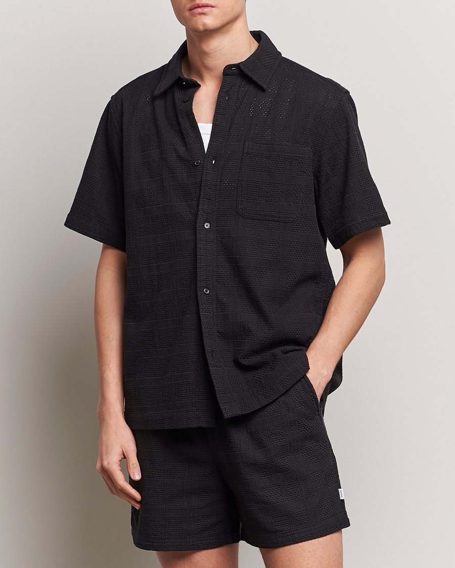 Herre | Nye produktbilder | LES DEUX | Charlie Short Sleeve Knitted Shirt Black