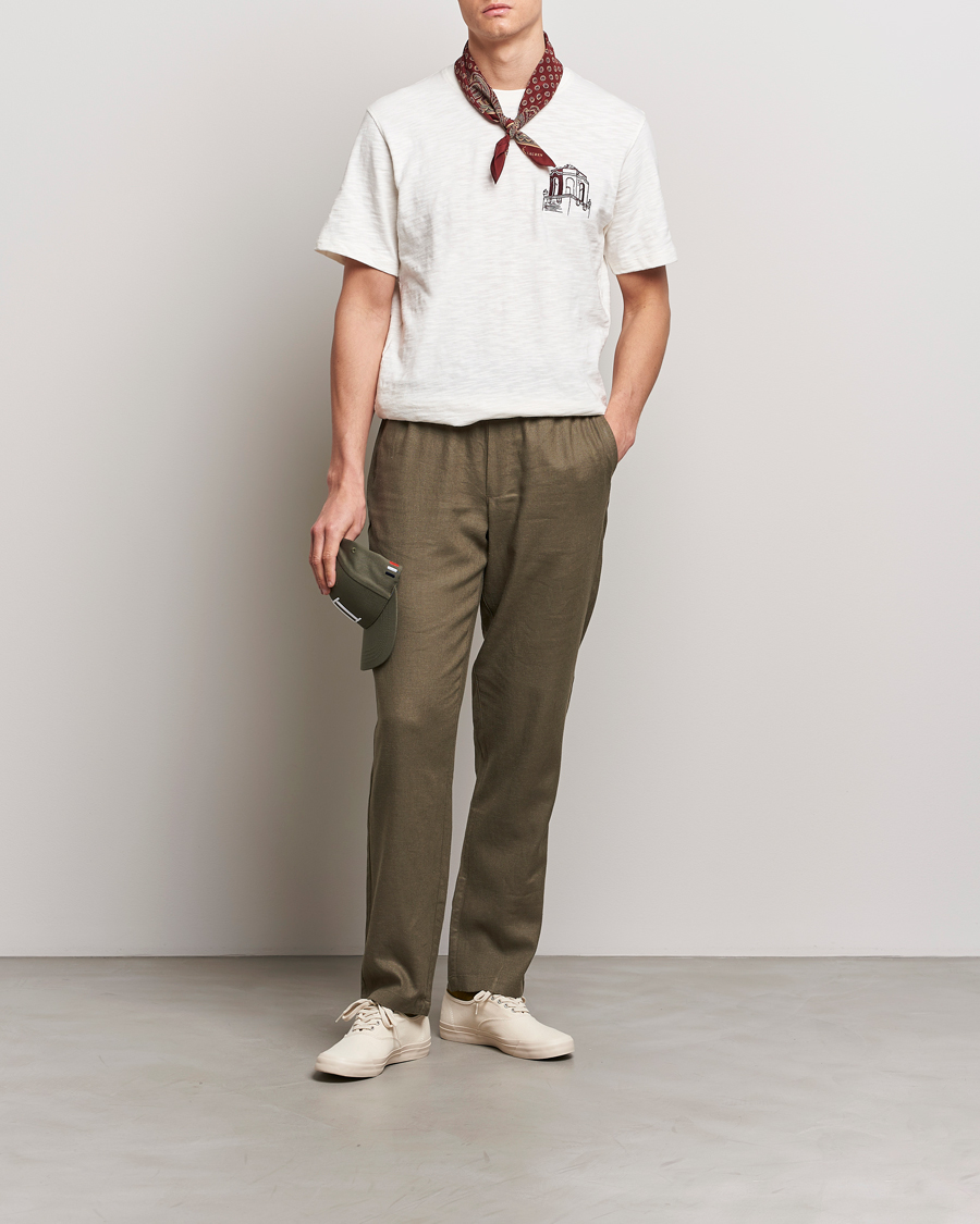 Herre | T-Shirts | LES DEUX | Hotel Embroidery T-Shirt Ivory