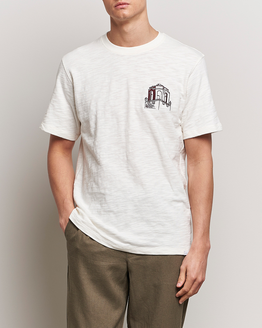 Herre | Klær | LES DEUX | Hotel Embroidery T-Shirt Ivory