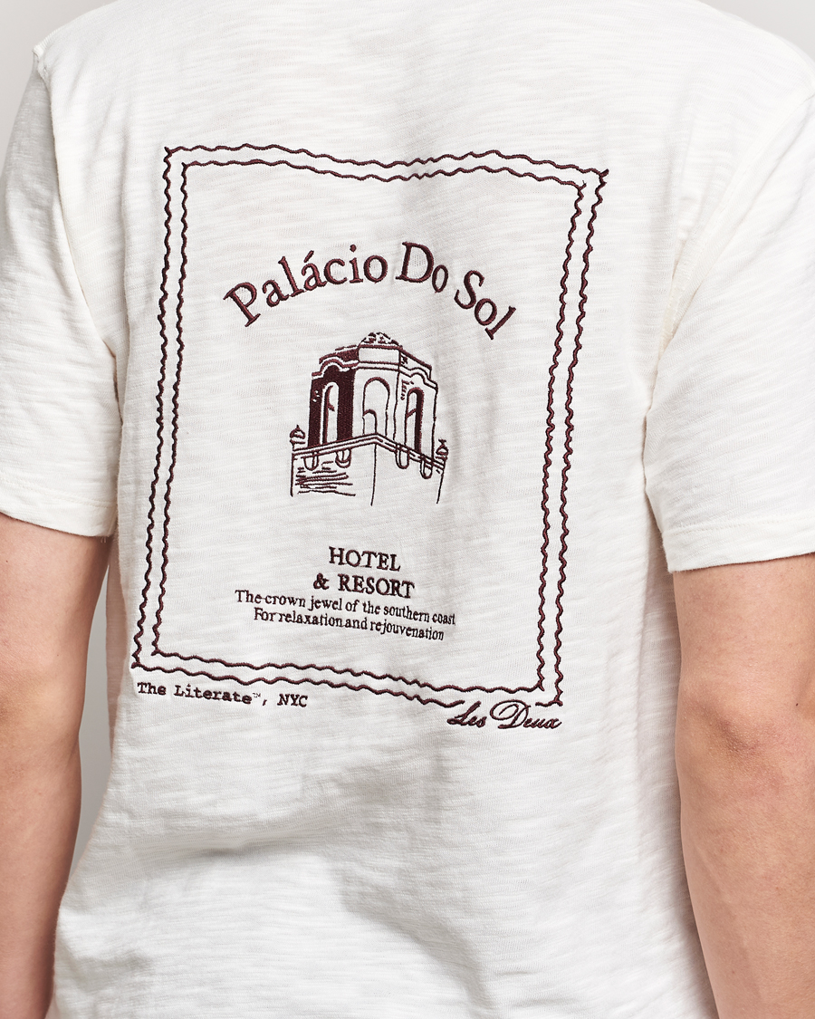 Herre | T-Shirts | LES DEUX | Hotel Embroidery T-Shirt Ivory